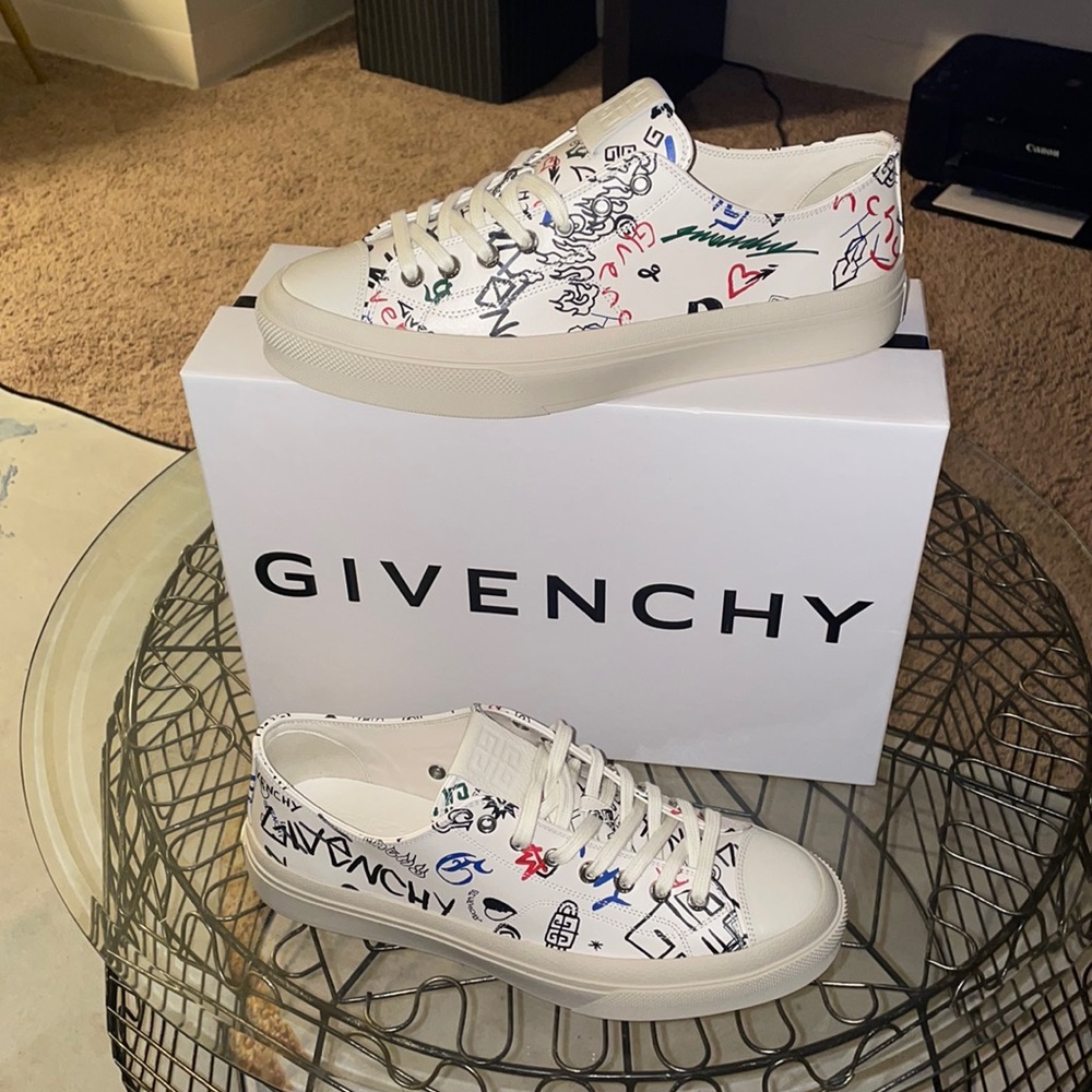 Givenchy Mens city low calf leather sneakers NEW -SOLD